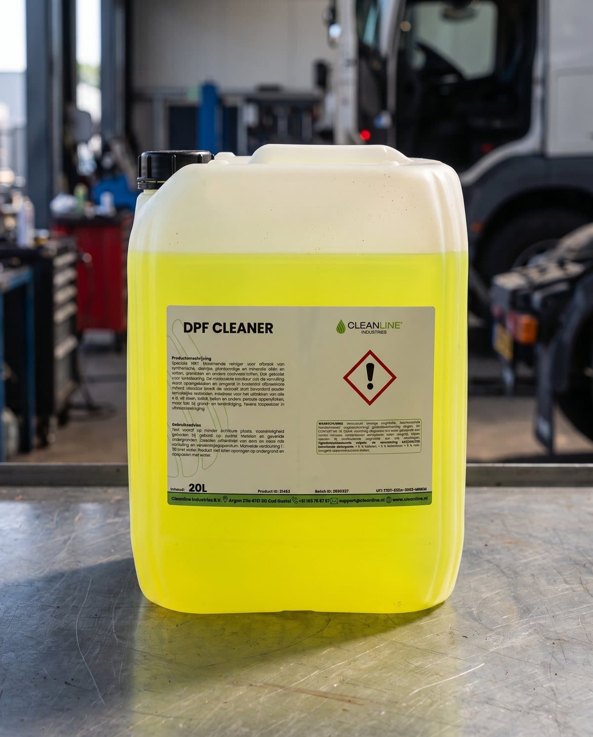 Tanica da 20 litri di Cleanline DPF Cleaner in officina